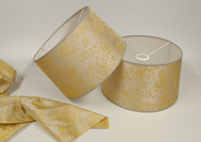 Pantalla forrada de tela con diseños de hojas doradas de Artesanía Antonio