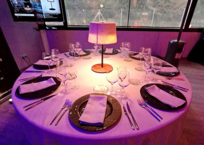Lámpara con distintos ambientes para mesa de banquetes de Artesanía Antonio